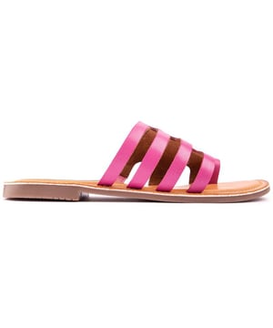 La sandalia Solesister Jacki Flat es una hermosa sandalia rosa con un toque alegre. Las 3 correas de cuero auténtico abrazan cómodamente tu pie. la puntera proporciona un ajuste cómodo y la plantilla acolchada y la suela flexible añaden comodidad adicional. haciendo de estos zapatos un complemento perfecto para tu guardarropa de verano.