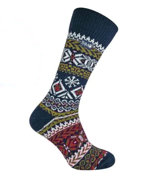Lass deine Füße brennen, wenn es um Wärme und dein Sockenspiel geht. Diese THMO Socken mit Wolle halten nicht nur die Wärme drinnen, sondern zeigen die Wärme mit einigen gewagten flippigen Designs, die ein großer Leckerbissen für Ihre Füße oder sogar ein großes Geschenk sein werden. Diese THMO-Thermosocken bestehen aus einer Mischung aus Acryl und Wolle, zwei Fasern, die auf Isolierung spezialisiert sind und Ihre Füße superwarm und gemütlich halten. Das Acrylelement ist auf der Innenseite gebürstet, wodurch lange Schlingen entstehen, die die warme Luft näher an der Haut und im Inneren der Socke halten. Der 25-prozentige Wollanteil ist ebenfalls ein hervorragender Isolator, sorgt aber zusätzlich dafür, dass die Socke atmungsaktiv ist, indem sie die Feuchtigkeit vom Fuß wegleitet. Wolle tut dies aufgrund ihrer natürlichen Eigenschaften. Die Socken selbst haben eine glatte Zehennaht am Fuß, die für zusätzlichen Komfort sorgt und eine störende Zehennaht verhindert. Der obere Teil der Socken ist außerdem eng genug, damit die warme Luft, die das Acryl bzw. die Wolle erzeugt, eingeschlossen wird und nicht entweicht. Aber nicht zu eng, um die Zirkulation einzuschränken. Die Designs bringen mehr Kreativität in die ursprünglich schlichten Thermosocken. Die Muster peppen Ihre Füße auf, Sie können sie zu Ihren Stiefeln tragen, zu Hause oder auch zu Anlässen wie Après-Ski. Sie könnten sogar als Woll-Weihnachtssocken durchgehen, denn sie haben ein weihnachtliches Design. Sie haben die Wahl zwischen einem feuerroten Modell oder einem dunkelmarinefarbenen Fairisle-Muster. Das THMO-Emblem ist am oberen Ende der Socke aufgenäht und rundet eine kleine Sockenkollektion ab, die Ihnen viel Freude bereiten wird. Diese Thermosocken aus Wolle sind in zwei Ausführungen erhältlich: marineblau und rot. Die Materialzusammensetzung dieser Socken ist 65% Acryl 25% Wolle 8% Polyamid 2% Elastan und die Socken haben die Größe 6-11 UK 7-12 US 39-45 EU. Sie sind sicher in der Maschine waschbar.