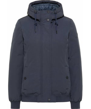 Zeitlos designt präsentiert sich der Winterblouson von DreiMaster Klassik, der durch maritime Details zum absoluten It-Piece in diesem Winter wird. Der softe Oberstoff mit Baumwollanteil schützt verlässlich und wasserabweisend vor Wind und Regen. Angenehm warm hält der Blouson durch die im Innenfutter abgesteppte Wattierung und den elastischen Rippbündchen an Ärmeln und Saum, die vor kalten Winterwinden schützen. Für besonders eisige Tage bietet sie eine abgefütterte Kapuze, ausgestattet mit Tunnelzug und Kordel. Der Logo-Stick am Arm, mit angenähtem DreiMaster-Symbol steht als Beispiel für die zahlreichen Accessoires, die die besondere maritime Optik ausmachen.  Winterblouson