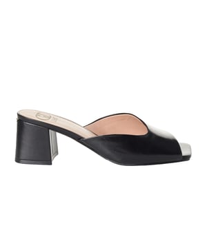 Liu Jo sandalen met hak zijn ontworpen voor vrouwen die op zoek zijn naar elegant en veelzijdig schoeisel, perfect te combineren met elke look, zowel casual als formeel.

 Kenmerken:

 - Sandalen met hak en een modern ontwerp met vierkante teen, die zorgen voor een verfijnde en moderne stijl.
 - Brede, halfhoge hak die comfort garandeert zonder aan stijl in te boeten.
 - Gekruiste vamp met glanzende afwerking, die een vleugje verfijning toevoegt.
 - Metallic logodetail achter op de hiel.
 - Gevoerde binnenzool om altijd comfort te garanderen.
 - Hoogwaardige materialen garanderen duurzaamheid en een onberispelijke afwerking.
 -Ze worden geleverd met opbergtasjes om ze beschermd en in perfecte staat te houden.
 - Hakhoogte: 6 cm.

 Deze damessandalen van Liu Jo zijn de perfecte keuze voor wie op zoek is naar damessandalen met hak, damessandalen met hoge hak of sandalen met brede hak. Ze combineren elegantie, comfort en stijl in één ontwerp, ideaal om op te vallen bij elke gelegenheid.
 Samenstelling: Buitenkant: 100% leer; Binnenkant: Leer; Binnenzool: Leer; Zool: Synthetisch
 Onderhoud:
- Schoonmaken met een vochtige doek.
 - Vermijd overmatig nat worden.
 - Koel en droog bewaren.