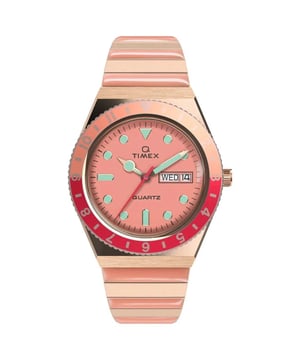 Dit Timex Q Malibu Analoge Horloge voor Dames is het perfecte uurwerk om te dragen of cadeau te geven. De rosegouden 36 mm ronde kast in combinatie met de comfortabele multikleurige roestvrijstalen horlogeband zorgt ervoor dat je van dit prachtige uurwerk kunt genieten zonder compromissen. Aangedreven door een hoogwaardig kwartsmechanisme en waterbestendig tot 5 bar, blijft je horloge tikken. Dit modieuze en klassieke horloge past bij elke outfit voor elke gelegenheid en voegt stijl toe aan je leven. - Het horloge heeft een kalenderfunctie: Dag-Datum, Lumiënte Wijzers, Lumiënte Cijfers. Hoogwaardige 19 cm lange en 20 mm brede multikleurige roestvrijstalen band met een uitrekbare armband. Kastdiameter: 36 mm, kastdikte: 12 mm, kastkleur: rosegoud en wijzerplaatkleur: roze.