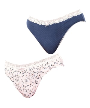 Pack x 2 Braguitas Brislip Coquette - Janira

El Pack x 2 Braguitas Brislip Coquette de Janira es perfecto para aquellas que buscan estilo y comodidad en su día a día. E

Este pack incluye dos bragas de corte brislip, presentadas en diferentes colores y estampados para variar tu look según el momento.

Las braguitas cuentan con una delicada blonda elástica en la cintura que no solo añade un toque femenino, sino que también asegura un ajuste cómodo y flexible. El detalle de lacito en el centro le aporta un acabado coqueto y elegante.

Fabricadas con algodón de alta calidad, estas braguitas se adaptan perfectamente a tu cuerpo, brindando suavidad y transpirabilidad. El tejido natural permite una sensación de frescura y confort durante todo el día, haciendo que sean ideales para el uso diario.

Este pack de braguitas brislip de Janira es ideal para mujeres que buscan comodidad, suavidad y un toque coqueto, con la garantía de la frescura del algodón.
 Composición: 95% Algodón, 5% Elastano
 Cuidados:
- Lavar a mano o en ciclo delicado.
- Utilizar detergente suave.
- No usar lejía.
- Secar al aire.
- No planchar.