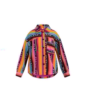 Het casual overhemdjack van myMo is een casual essential die kleur aan je garderobe toevoegt. Het kleurrijke etnische design is geweven van een zachte katoenmix en afgewerkt met een XL borstzak. Klassiek heeft het een overhemdkraag en een langere, afgeronde zoom aan de achterkant.  Overhemd jasje