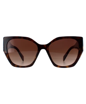 Prada PR19ZS 2AU6S1 havana brown gradient zonnebril is een modern ontwerp gemaakt van hoogwaardig acetaat materiaal dat duurzaamheid en comfort garandeert. De slapen zijn versierd met het iconische Prada logo, wat een vleugje verfijning toevoegt. Deze zonnebril is perfect voor elke gelegenheid, of het nu een dagje in de zon is of een avondje uit in de stad.
