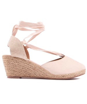 Realza tu estilo veraniego con esta cómoda sandalia de cuña con zapatos de tacón de Solesister. El tacón de cuña de yute tipo alpargata se combina con una parte superior natural que muestra finas tiras envolventes en el tobillo y un ajuste más amplio. El complemento perfecto para tus looks de clima más cálido.