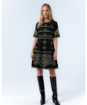 Disfruta de la llegada del otoño con el vestido con bordado Berta. Un vestido cuidadosamente confeccionado para lucir en tu día a día.
 
 
 
 Vestido corto con cuello redondo.
 
 Manga corta.
 
 Cierre lateral con cremallera.
 
 Bordado en frente en contraste.