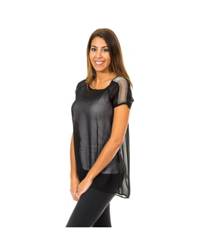 Short-sleeved blouse.
 Round neck.
 Metal application of the brand name on the upper back.
 Application of chains on the sleeves.
 Hem detail at back.
 Semi-transparent fabric.
 Comfortable and breathable fabric.
 Seams seen in tone.
 Composition: 100% Viscose
 Care:
Washing instructions:
 - Wash maximum at 40ºC.
 - Iron at medium temperature, max. 110ºC.
 - Allows you to use a dryer.
 - Do not use bleach.
 - Does not support dry cleaning.
