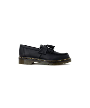 Marca: Dr. Martens.
  Genero: Mujeres.
  Tipo: Zapatos sin cordones.
  Temporada: Otono/Invierno.
  Color: Negro.