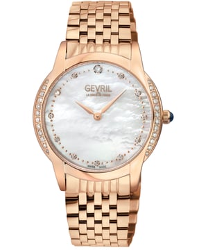La colección Airolo de Gevril es simplemente impresionante, es la encarnación elegante del enfoque minimalista que crea un efecto maximalista. Con un diseño cuidadosamente elaborado que permite que el arte de la sutileza hable por sí mismo, Airolo es un acto de clase centrado en los diamantes.
La Colección Airolo, Reloj Gevril de Mujer con Diamantes Suizos, se inspira en el impresionante pueblo turístico situado en lo profundo de los Alpes suizos, donde se encuentran tres valles. Esta maravilla toma lo mejor de todas sus influencias: una artesanía sólida, estilo y romanticismo crean un reloj impactante para las edades.
Con una caja redonda de acero inoxidable pulido de 36 mm, un espléndido dial de madreperla, Airolo cuenta con 12 diamantes como índices horarios. Pero los diamantes no terminan ahí... en tres opciones igualmente impresionantes, Airolo tiene un bisel de acero inoxidable limpio, un bisel medio con más de medio quilate de 34 diamantes o un bisel completo con casi un quilate de 56 diamantes. Todos con una claridad y color expertos. Una corona de empuje y tracción con una piedra cabujón azul añade un último detalle al ya cautivador reloj, que viene con una correa de piel con acabado en perla italiana genuina o una pulsera de acero inoxidable. No puedes equivocarte.
La colección Airolo de Gevril es elegante y chic de manera efectiva, algo impresionante para un reloj con diamantes. Sin importar la opción, un reloj como Airolo es atemporal.
Reloj Gevril 13151B Airolo Suizo de Cuarzo con Diamantes, Reloj Sui. de Mujer de la Colección Airolo, Caja Redonda IPRG Pulida de 36mm, Dial Negro de MOP, 56 Diamantes en la caja 0.92 quilates, 12 Diamantes en el Dial 0.2 quilates, Claridad VS, Color FG, Corona de empuje y tracción con piedra cabujón azul, Fondo de caja a rosca de acero inoxidable, Edición limitada 01/500, Brazalete de acero IP rosa dorado con hebilla desplegable, Cristal de zafiro antirreflectante, 5 ATM (50 metros, 165 pies), Movimiento de cuarzo suizo Ronda 762.