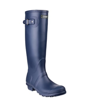Hohe Damen-Wellies mit dekorativem Schnallenriemen an der Seite. Knielang. Vollständig wasserdicht. Selbst gefüttert. Mit PVC-Obermaterial hergestellt. Einfaches Anziehen und bequeme Passform. Wadenumfang: 36cm.