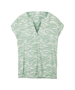 Deze damesblouse combineert een stijlvol ontwerp met een hoog draagcomfort. Het heeft een normale pasvorm die een flatterend silhouet biedt en op verschillende manieren gecombineerd kan worden. De korte mouwen en ronde halslijn met een ingezette V-hals geven de blouse een vrouwelijke en elegante touch. De gerimpelde rug is een geraffineerd detail dat zorgt voor een bijzondere look en extra comfort. De all-over print maakt de blouse tot een modieuze blikvanger en voegt een speciale touch toe aan elke outfit. De elastische tailleband biedt een flexibele pasvorm en benadrukt de comfortabele pasvorm. Deze blouse is gemaakt van hoogwaardige materialen, voelt prettig aan op de huid en is duurzaam. Perfect voor dagelijks gebruik en speciale gelegenheden, kan op verschillende manieren worden gecombineerd en past goed bij zowel jeans als rokken. Een must-have voor modebewuste vrouwen die waarde hechten aan stijl en comfort. Deze blouse combineert elegantie en comfort en zal snel een favoriet stuk in je garderobe worden.
