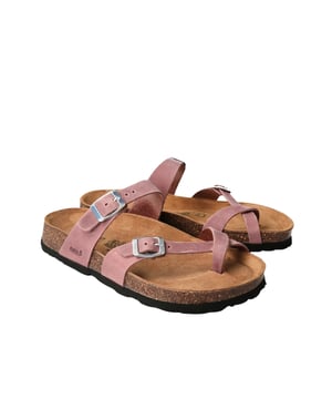 Erleben Sie den Sommer mit diesen stilvollen Damen-Sandalen! Das leichte Design sorgt für ein angenehmes Tragegefühl, ideal für heiße Tage. Hochwertige Spaltlederriemen verleihen den Sandalen eine edle Optik und lange Haltbarkeit. Verstellbare Riemen am großen Zeh und über die gesamte Fußbreite bieten Komfort und Stabilität, denn die Dornenschließen ermöglichen eine individuelle Anpassung für perfekten Sitz. Der moderne Zehentrenner sorgt für eine trendige Note und verhindert das Verrutschen. Das Korkfußbett passt sich Ihrer Fußform an und bietet außergewöhnlichen Tragekomfort den ganzen Tag über. Diese Sandalen lassen sich vielseitig kombinieren, ob zu Sommerkleidern, Shorts oder Jeans. Perfekt für Strand, Stadt oder gemütliche Spaziergänge. Genießen Sie Stil und Bequemlichkeit in einer einzigartigen Sandale!