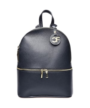 Mochila
100% piel de vaca
Cierre de cremallera superior
Bolsillo delantero con cremallera
Dimensiones (L) 29x23x10 cm
Mango: 19,5 cm
Bandolera: 80cm x 5