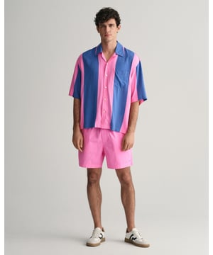 Introducing comfortable cotton shorts from GANT, featuring a pull-on elasticated waistband with a stylish contrast drawstring. These regular-fit shorts, finishing just above the knees, are detailed with a fake fly, slanted front pockets, and a back welt pocket. The GANT touch is evident with subtle embroidery at the hem, adding a signature accent to this versatile essential. 

Regular fit
Above knee length
Drawcord waistband
GANT logo embroidered at hem

 100% cotton 

205087
 
 