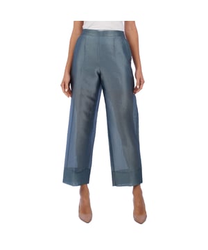 Pantalones de corte palazzo con un diseño sofisticado y moderno que combina elegancia y funcionalidad. 

Confeccionados en un tejido ligero y translúcido a partir del muslo, cuentan con un forro tipo short que proporciona cobertura y comodidad sin sacrificar estilo.

Ofrecen una caída fluida que se adapta perfectamente al movimiento, aportando frescura y comodidad. 

Su cintura alta estiliza la figura, mientras que el largo recortado hasta los tobillos y el dobladillo ancho añaden un toque vanguardista y chic. 

Equipados con dos bolsillos laterales discretos y prácticos, son ideales tanto para el día como para la noche. 

Estos pantalones se convierten en una prenda versátil y refinada, perfecta para combinar con blusas ajustadas o tops elegantes, logrando un look moderno y sofisticado para cualquier ocasión especial o casual elegante.
 Composición: 75% Poliéster, 25% Seda; Forro: 100% Poliéster
 Cuidados:
- Lavar a máquina máx 30ºC y ciclo delicado.
- Usar detergentes suaves.
- Usar secadora a baja temperatura.
- Planchar a bajas temperaturas.
- No lavar en seco.