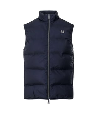Chaleco tipo chaleco azul acolchado Fred Perry, chaleco aislante, cierre de cremallera, 2 bolsillos laterales, 2 bolsillos interiores, insignia de Fred Perry. Logotipo de Fred Perry en la parte posterior del cuello, chaleco azul marino