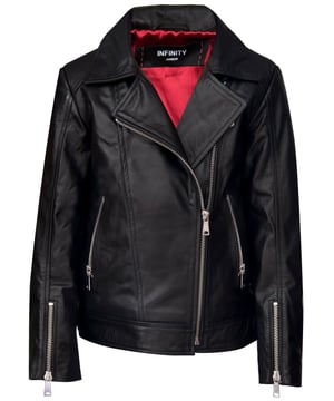 Mejora el estilo de tu hija con esta elegante chaqueta de motociclista para niña de la nueva gama Infinity Junior de Upperclass Fashion. Fabricada en suave y flexible piel de cordero negra de la más alta calidad y elaborada con técnicas de vanguardia por veteranos de la industria del cuero, esta chaqueta de motociclista no compromete la calidad ni el estilo. Con una cremallera asimétrica que conduce a un clásico cuello con muescas, además de dos bolsillos con cremallera en ángulo a la altura de la mano, esta chaqueta no falla en nuestra promesa de crear chaquetas de cuero premium prácticas y a la vez modernas que llamen la atención dondequiera que vayas. Una versión moderna de la clásica chaqueta de motociclista de cuero que se ha refinado para la nueva generación de creadores de tendencias, viste a tus hijos para impresionar con esta atemporal chaqueta de motociclista de cuero para niños.
