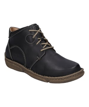 Mit dem Modell Neele 46 präsentiert JOSEF SEIBEL eine Stiefelette in der Farbe Titan, die Bequemlichkeit und Tradition in perfekter Harmonie vereint. Dieser Damenschuh zeichnet sich durch seine hochwertige Verarbeitung aus Rindsleder, genauer gesagt Nappa, aus, das für seine Geschmeidigkeit und Langlebigkeit bekannt ist. Die Sohle aus TR (Thermoplastischer Kautschuk) garantiert nicht nur eine gute Rutschfestigkeit und lange Haltbarkeit, sondern ist auch leichter als herkömmliche Gummisohlen, was den Tragekomfort zusätzlich steigert. JOSEF SEIBEL steht für Qualität und Nachhaltigkeit, daher ist der Neele 46 Teil der Spirit of Nature-Kollektion, die sich durch ihren charakterstarken Designansatz und die traditionelle Handnaht hervorhebt. Die Handnaht, eine traditionelle Fertigungsmethode der deutschen Schuhindustrie, wird heute nur noch selten angewandt und macht jedes Paar zu einem Unikat deutscher Industriekultur. Mit seiner herausnehmbaren Innensohle bietet dieser Schuh die Möglichkeit, ein eigenes orthopädisches Fußbett zu verwenden, was den individuellen Wohlfühlfaktor weiter erhöht. Der praktische Reißverschluss erleichtert das An- und Ausziehen, während die Farbe der Sohle in klassischem Schwarz einen stimmigen Kontrast zum Obermaterial bildet. Ob für Spaziergänge im Freien oder für lässige Anlässe in der Freizeit, der Neele 46 ist ein vielseitiger Begleiter, der den Geist der Natur mit jedem Schritt spürbar macht. Mit diesem Modell entscheidet man sich bewusst gegen Fast Fashion und unterstützt stattdessen die Philosophie der Slow Fashion - eine Entscheidung für Qualität, Nachhaltigkeit und handwerkliche Kunstfertigkeit.