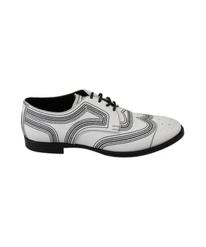 Marca: Dolce & Gabbana.
  Modelo: Zapatos derby de vestir.
  Color: Blanco.
  Material: 100% cuero.
  Suela: Cuero.
  Detalles del logotipo.
  Fabricado en Italia.
  Exclusiva y alta artesania.