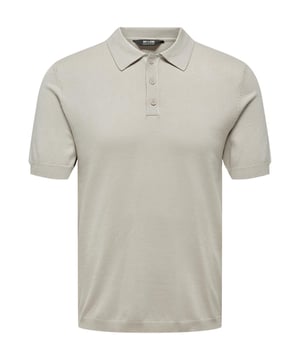 Dieses Poloshirt für Herren vereint klassischen Stil mit modernem Tragekomfort. Der Polokragen mit 3er-Knopfleiste verleiht dem Shirt eine zeitlose Eleganz. Die normale Passform sorgt für eine angenehme Silhouette, die sich perfekt für jeden Anlass eignet. Ärmelbündchen und Saum in feiner Rippstrickoptik setzen dezente Akzente und runden das Design stilvoll ab. Hergestellt aus hochwertigem Flachstrickmaterial, bietet es ein weiches, angenehmes Tragegefühl auf der Haut. Ob im Büro, beim Golfen oder in der Freizeit - dieses Poloshirt ist vielseitig kombinierbar und immer die richtige Wahl. Hoher Tragekomfort garantiert.