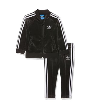 Adidas trainingspak in velours, dat jaren 90 gevoel. Bijpassende set voor peuters met trainingspak boven- en onderaan.