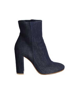 VINTAGE, RRP AS NEW
These ankle boots from Gianvito Rossi are ideal for an after-dark look. Made with a block heel and easy zipped design, these boots are crafted from soft blue denim. Pair them with tailored trousers for a relaxed yet flattering look.
*with dust bag

Gianvito Rossi Block Heel Ankle Boots in Blue Denim 
Material: Denim
Size: IT37
Condition: Very good
Sign of wear: Moderate wear on soles
SKU: 292224