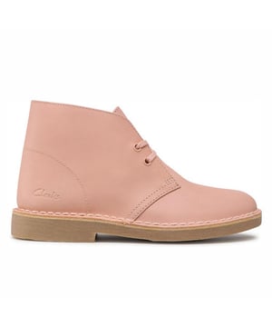 De Clarks Desert 2 Lace-Up Pink Smooth Leather dameslaarzen met productnummer 26156376 zijn een stijlvolle en veelzijdige aanvulling op je schoenencollectie. Deze laarzen zijn een vernieuwde versie van de klassieke Clarks Desert laarzen en bieden comfort, kwaliteit en een knal roze kleur. Hier volgt een beschrijving van de belangrijkste kenmerken:

 Roze glad leer:  Deze laarzen zijn gemaakt van glad leer in een zachtroze kleur, die niet alleen een vleugje stijl toevoegt, maar ook zorgt voor duurzaamheid en kwaliteit. De gladde lederen afwerking zorgt voor een slanke en gepolijste look.

 Desert 2-ontwerp:  De aanduiding "Desert 2" geeft aan dat deze laarzen een vernieuwde versie zijn van de iconische Clarks Desert laarzen, die bekend staan om hun tijdloze en klassieke design.

 Vetersluiting: Deze laarzen zijn voorzien van een vetersluiting, voor een veilige en aanpasbare pasvorm. De veters dragen bij aan de klassieke en veelzijdige look en zorgen voor een persoonlijke pasvorm.

 Crêpezool: De Desert boots van Clarks staan bekend om hun crêpezool, die zorgt voor uitstekend comfort en demping. De crêpezool biedt schokdemping en vermindert vermoeidheid, waardoor ze comfortabel zijn om de hele dag te dragen.

 Tijdloze vetersluiting met twee oogjes:  Het vetersysteem met twee oogjes is een klassiek kenmerk van de Desert boots en versterkt hun traditionele en duurzame stijl.

 Veelzijdige stijl:  Clarks Desert 2 Lace-Up Pink Smooth Leather dameslaarzen hebben een veelzijdige stijl die kan worden gecombineerd met een breed scala aan outfits. Ze zijn geschikt voor verschillende gelegenheden, van alledaagse kleding tot semi-formele evenementen.

 Merkreputatie Clarks:  Clarks is een gerespecteerd merk dat bekend staat om de productie van hoogwaardige en comfortabele schoenen. Kiezen voor Clarks laarzen betekent investeren in een gerenommeerd en stijlvol product.
