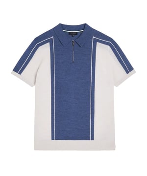 Kwaliteit materiaal:  Ted Baker staat bekend om het gebruik van hoogwaardige materialen. Als het poloshirt wordt beschreven als wol, dan is het waarschijnlijk gemaakt van een eersteklas wolmix, die warmte, comfort en een luxe gevoel geeft.

 Verfijnd Ontwerp:  Ted Baker staat bekend om zijn verfijnde en stijlvolle ontwerpen. Het Jesty Wool Poloshirt zou kunnen beschikken over een modern en op maat gemaakt ontwerp met aandacht voor detail, als gevolg van de toewijding van het merk aan fashion-forward esthetiek.

 Subtiele Branding:  Ted Baker gebruikt vaak subtiele branding. Zoek naar discrete Ted Baker logo's, knopen of andere kenmerkende elementen die bijdragen aan het algehele ontwerp zonder al te opvallend te zijn.

 Veelzijdigheid:  Het Jesty Poloshirt zou veelzijdig genoeg kunnen zijn om de overgang te maken tussen casual en meer gepolijste gelegenheden. Dit aanpassingsvermogen is een gemeenschappelijk kenmerk van de kledingstukken van Ted Baker.

 Comfortabele pasvorm:  Ted Baker geeft prioriteit aan zowel stijl als comfort. Verwacht dat het Jesty Poloshirt een comfortabele pasvorm heeft, zodat je gemakkelijk kunt bewegen terwijl je een gepolijste uitstraling behoudt.

 Verscheidenheid aan kleuren:  Ted Baker biedt haar producten vaak aan in verschillende kleuren. Het Jesty Poloshirt kan beschikbaar zijn in verschillende kleuropties om aan individuele voorkeuren te voldoen.