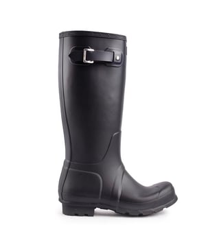 De originele Tall Classic Wellington-laarzen van Hunter zijn precies dat. origineel en klassiek. Deze blauwe premium designer regenlaarzen zijn perfect voor natte en modderige wandelingen of tijd doorbrengen in de tuin. De herenlaarzen zijn volledig waterdicht. handgemaakt en voorzien van een heavy-duty rubberen buitenzool. Een polyester voering houdt je voeten comfortabel en knus. Ze zijn compleet met Hunter-branding.