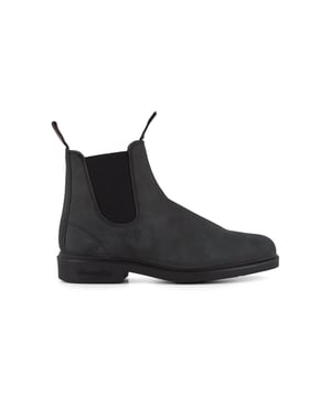 Een combinatie van vorm, functie en onverslaanbaar comfort, de Blundstone 1306 Rustic Black Chelsea Boots zijn de ideale laars voor op kantoor, in het bos en overal daartussenin. Deze laarzen zijn gemaakt van eersteklas volnerf, rustiek zwart nubuckleer met een slank profiel en een gebeitelde vierkante neus en stralen stijl uit. In wezen blijven het echter Blundstone-laarzen en ze worden geleverd met Blundstone's SPS Max Comfort-systeem voor uitstekende schokabsorptie en langdurig comfort, naast uitneembare voetbedden, waardoor je de hele dag comfortabel kunt blijven en ervoor kunt zorgen dat je Blundstone-laarzen er na seizoenen hetzelfde uitzien. Draag. Doordeweeks of in het weekend, casual of formeel, deze Blundstone 1306 Chelsea-laarzen zijn de perfecte laars, ongeacht de gelegenheid. Soepel bovenwerk van volnerf zwart leer dat zich naar je voeten vormt terwijl je ze draagt ​​Zwarte elastische zijkanten en iconische treklipjes voor eenvoudig aantrekken Dubbel stiksel en premium leer zorgen voor langdurige duurzaamheid Zeer duurzame TPU-buitenzool zorgt voor uitstekende tractie op alle terreinen en uitstekende duurzaamheid Blundstone SPS Max Comfort-systeem en ergonomische teenveer voor uitstekend comfort Gedempte tussenzool voor de hele dag comfort Lichtgewicht en comfortabel