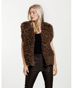 Zie er warm uit en voel je warm met deze superfluffy en ultra-cozy, grab-and-go bodywarmer gemaakt van premium gekrulde sheerling