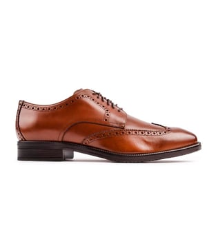 Un auténtico clásico que nunca pasará de moda. El Modern Essentials Wingtip Oxford está listo para la sala de juntas o para salir por la noche. Con piel lisa. Detalles atemporales en la puntera. una suela de goma para un agarre seguro.