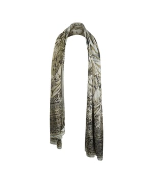 Inoa Makucha Panthera 1202117 Bruine Rechthoekige Sjaal. Laat je stijl zien met de Inoa Bruine Sjaal. De flatterende print maakt het een tijdloos stuk voor je garderobe. Gemaakt van luxueuze stof, je maakt een statement met elke draagbeurt. Maak een statement in stijl! 100% zijde, Bruin ontwerp. Rechthoekige vorm, Grote sjaal. 100% zijde. Stijl: Makucha Panthera 1202117 Sjaal.