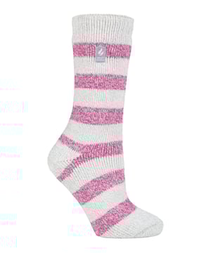 Houd de voeten lekker warm in deze Dames Twist Sokken van Heat Holders. Wikkel je voeten in deze pluizige, fleece thermisch gevoerde sokken die je elke dag kunt dragen, of je nu thuis of op kantoor werkt! Deze sokken hebben niet alleen een hoge tog rating van 2,3, maar het is ook wetenschappelijk bewezen dat ze de warmste sokken zijn die er zijn, omdat ze zijn gemaakt met UK PATENTED breitechnologie. Gemaakt met officieel Heat Holders-garen, dit in Japan ontworpen thermo garen biedt hoogwaardige isolatie tegen kou met superieure vochtademende eigenschappen en zachtheid. Ze zijn ook gebreid met UK PATENTED lange lusvormige kussenpool om warme lucht dicht bij de huid te houden. Voor dagelijks comfort maximaliseert het deskundige poetsproces van Heat Holders de hoeveelheid warme lucht die in elke sok wordt vastgehouden voor onverslaanbare warmte. Bescherm je voeten tegen de kou met deze dikke thermo dames twist sokken. Verkrijgbaar in verschillende kleuren en designs, er is een stijl voor de modieuze behoeften van elke vrouw! De levendige kleuren op deze sokken toveren een glimlach op het gezicht van elke vrouw, of je nu een geliefde of jezelf wilt trakteren! Kies uit Berry, Pink, Zwartof Purple, Marine en meer! Verwarm die ijzige tenen met deze thermisch gelaagde en schattige pluizige sokken. Deze sokken zijn verkrijgbaar in damesmaten 37-42 EU.