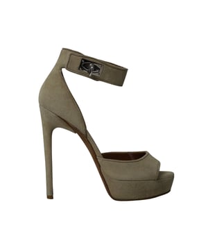 VINTAGE, UVP WIE NEU  
Diese khakifarbenen Sandalen von Givenchy sind aus Wildleder gefertigt und verfügen über offene Zehen und schlanke High Heels. Sie zeigen Knöchelriemen, die mit einem silberfarbenen Hai-Zahn-Verschluss verziert sind. Lederinnensohlen und strapazierfähige Sohlen bieten die perfekte Abrundung.  

Givenchy Shark Lock High-Heeled Sandalen aus khakifarbenem Wildleder  
Zustand: Gut  
Abnutzungserscheinungen: Abnutzung überall, Schmutzflecken auf den Plattformen und Fersen, moderate Kratzer und Schmutz auf Sohlen und Absätzen  
Farbe: Khaki  
Material: Wildleder  
Größe: 36,5  
SKU: 250579