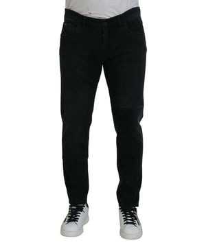 Modelo: Jeans ajustados  
Color: Negro  
Material: 98% algodón 2% elastano  
Cierre de cremallera y botón  
Detalles del logo  
Hecho en Italia