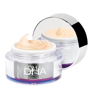Descripción

    Crema intensiva Global DNA
    50 ml

    Crema de acción global antiedad especialmente creada para reactivar las funciones vitales de la piel, reforzando la función barrera protectora. La piel recupera su elasticidad y firmeza, las arrugas se difuminan progresivamente
    - Zinc Carbolate: efecto protector sobre el ADN debido a la estimulación de metalotioneínas (proteínas ricas en cisteína) involucradas en el sistema de defensa natural del ADN, ejerciendo un efecto anti glycacion que evita el deterioro de las fibras y proteínas de la piel
    - Ácido hialurónico: el ácido hialurónico de bajo peso molecular es capaz de llegar a la epidermis de la piel y aportar una hidratación óptima.
    - Extracto Inperata Cylíndrica: Capaz de crear una reserva de agua en la piel para mantener la hidratación

Modo de empleo

    Por la mañana, con el rostro limpio, aplicar la crema hidratante. A continuación, para que la crema penetre bien, realizar un delicado masaje con la punta de los dedos. La piel tiene que absorber completamente la crema aplicada

Período de conservación

    12 meses tras apertura