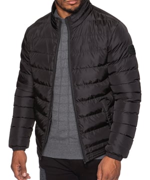 Chaqueta acolchada Kruze para hombre con viento, cuello de embudo, cremallera delantera y bolsillos laterales, detalles en los hombros y un logotipo bordado en la parte delantera para agregar un toque de alta costura y cierre de cremallera.