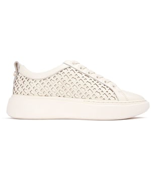 Ponte estilo con las zapatillas de corte BOSS Amber Tenn. Confeccionados con parte superior de cuero de primera calidad y suelas de goma duraderas, estos zapatos están diseñados para brindar comodidad durante todo el día con un estilo deportivo. La combinación de colores blanco nítido y el diseño intrincado te permiten combinarlos perfectamente con cualquier atuendo informal. Ponte estas zapatillas versátiles para lograr un look refinado pero relajado y afronta tu día sin esfuerzo.