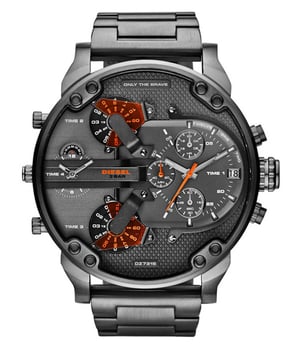 Diesel DZ7315 DADDY 2.0 Uhr. Übergroße Uhr hat eine graue pvd / Edelstahl-Gehäuse und ist mit einem analogen Chronograph Quarzwerk ausgestattet. Es ist komplett mit einem Edelstahlarmband und hat ein graues Zifferblatt.  EAN 4053858270879