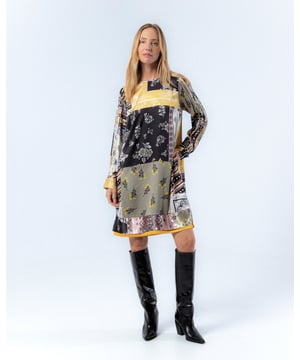 El vestido patchwork Mia en tonos pastel te hará sentir la energía del invierno. Sus suaves colores rosa, verde y amarillo crean un look romántico y alegre, perfecto para cualquier evento. Una prenda que destaca por su delicadeza y estilo.
 
 
 
 Vestido corto con cuello redondo. 
 
 Manga larga con detalle. 
 
 Bolsillos laterales. 
 
 Bajo con doble capa. 
 
 Tejido satinado. 
 
 Estampado patchwork.