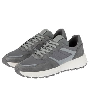 Sneaker für Herren von der Marke JOOP!. Angehemer Leder-Textil Mix. Moderner Turnschuh mit markentypischen Logo Details. Perfekt für den Alltag.