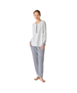Pijama de mujer de manga larga con un diseño elegante y cómodo, ideal para descansar o relajarse en casa.

Su diseño moderno y sofisticado se adapta perfectamente a la figura femenina, realzando la silueta con un estilo chic y relajado.

El conjunto incluye una parte superior de manga larga que cuenta con un práctico cierre de botones, añadiendo funcionalidad y un detalle de estilo.

El pantalón largo tiene un ajuste holgado y una cintura elástica ajustable mediante cordones para mayor comodidad. Además, incluye prácticos bolsillos laterales, perfectos para llevar pequeños objetos o simplemente para añadir un toque funcional al diseño

Toda la pijama está confeccionada en algodón, un material suave y transpirable, perfecto para cualquier época del año, garantizando frescura y confort durante el descanso.
 Composición: Camiseta: 98% Algodón, 2% Viscosa; Pantalón: 94% Algodón, 6% elastano
 Cuidados:
- Lavar en máquina máx 30ºC.
- Centrifugado corto.
- No usar secadora.
- Planchar máx 110ºC.