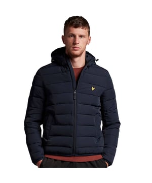 Heren Lightweight Padded jas van het merk Lyle & Scott. De jas is gemaakt van hoogwaardig polyester.  Merk: Lyle & ScottModelnaam: Lightweight Padded JacketCategorie: heren jasMaterialen: polyesterKleur: blauw