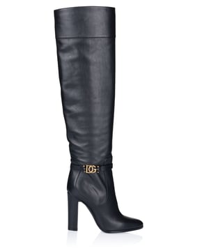 100% Kalbsleder; Dolce & Gabbana Stiefel; Modell: CU0671 AW695 80999; Hochwertig verarbeitet; 100% weiches Leder; Abgerundete Spitze; Dekoratives Lederband am Knöchel; Absatzhöhe: 8 cm; Absatzbreite: 2,5 cm; Schafthöhe: 48 cm; Dolce & Gabbana Logo-Details