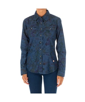 Langärmeliges Hemd aus Denim.
 Bedruckte Details.
 Reverskragen.
 Knopfverschluss mit origineller Form auf der Vorderseite.
 Zwei Taschen mit Klappe und Knopfverschluss auf der Vorderseite.
 Manschetten mit Knopfverschluss.
 Lederapplikation des Markennamens auf dem unteren Teil der Vorderseite.
 Nähte in Ton gehalten.
 Zusammensetzung: 100% Baumwolle
 Pflege:
- Maximal bei 40ºC waschen.
 - Bügeln bei mittlerer Temperatur, max. 110ºC.
 - Erlaubt die Verwendung eines Trockners.
 - Keine Bleichmittel verwenden.
 - Chemische Reinigung ist nicht möglich.