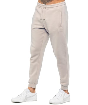Experimenta el máximo confort en nuestros Pantalones Joggers de corte regular para hombre de Enzo. Fabricados con un suave forro interior de felpa cepillada, estos joggers son perfectos para uso casual. El diseño de pierna con puños y la cintura elástica con cordones proporcionan el ajuste perfecto. Con 2 bolsillos laterales, puedes llevar tus esenciales fácilmente.