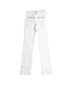 Lange Designer-Hose.
 Weiße Farbe
 Bund mit Knopfverschluss.
 Seitentasche mit Reißverschluss.
 Nähte im Ton gesehen.

 Zusammensetzung: 98% Baumwolle, 2% Elastan

 Waschanleitung:
 Waschen bei max Temperatur 30º
 Die Verwendung eines Trockners ist nicht erlaubt.
 Nicht bleichen.
 Chemische Reinigung.
 Zusammensetzung: 98% Baumwolle, 2% Elastan
 Pflege:
Waschanleitung:
 Waschen bei max. 30º Temperatur
 Es ist nicht erlaubt, einen Trockner zu benutzen.
 Keine Bleichmittel verwenden.
 Chemische Reinigung.