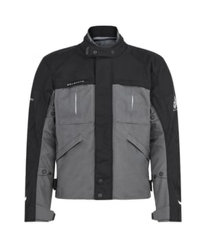 Ervaar het ultieme in veelzijdigheid en stijl met de Belstaff Grey Jacket. Deze jas biedt zowel warmte als een modieus ontwerp, waardoor je moeiteloos kunt overstappen van een casual look voor overdag naar een chique avondensemble. Blijf gezellig en zie er geweldig uit met dit must-have jack!, Materiaal: 100% Polyamide, Voering: 100% Polyamide, Motorjas met verwijderbare elleboog- en schoudervullingen. Cordura-stof voor extra duurzaamheid, beschermd door D3O, ritssluiting, grijze jas, grote zakken met ritssluiting