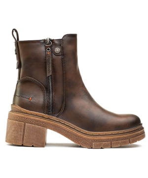 Botas de mujer Refresh en color marrón con cremallera interior, fabricadas en sintético y suela de goma. Incluye: cremallera interior, forro acolchado, suela con tacos, cremallera exterior sintética y altura del tacón 5cm.